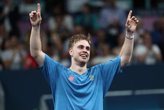 多位年轻选 多位年轻选